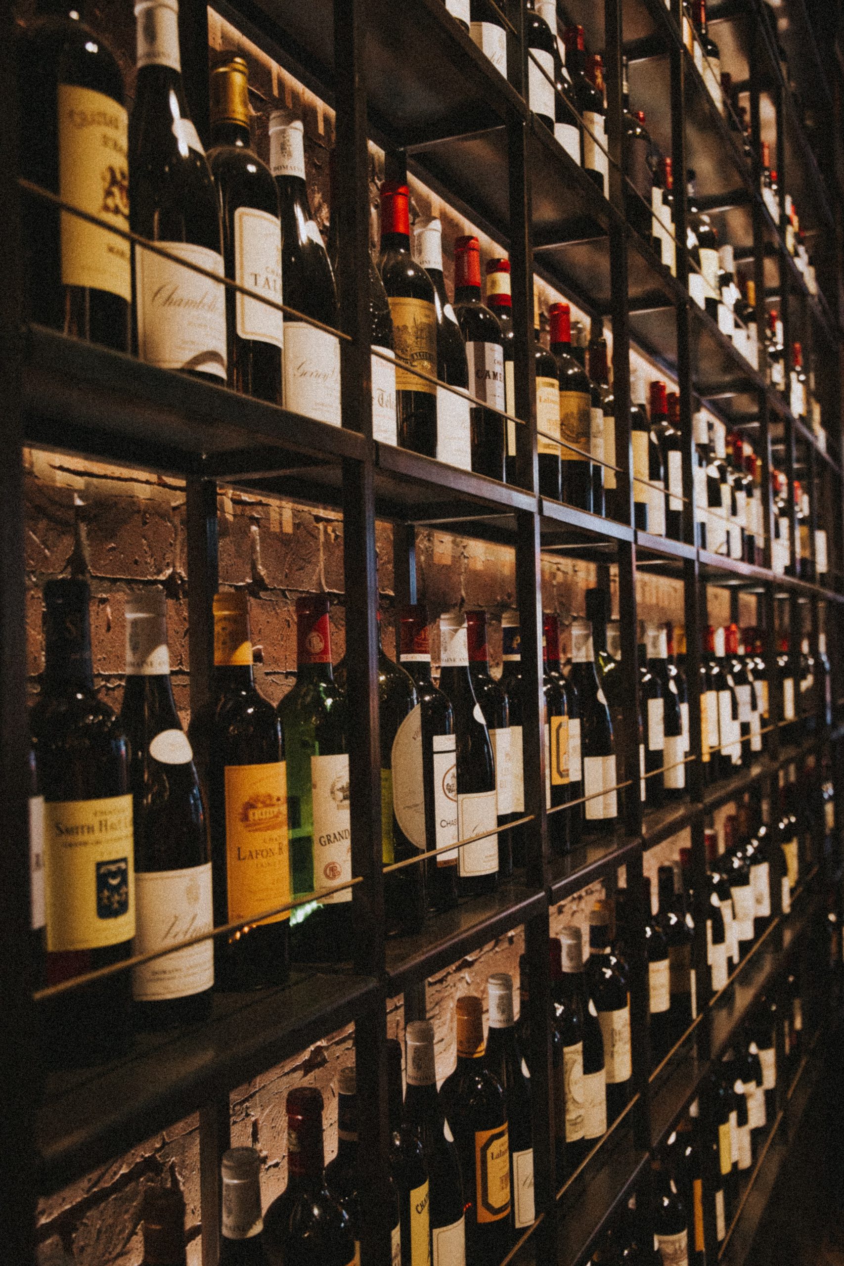 Archivní vína v regálech
