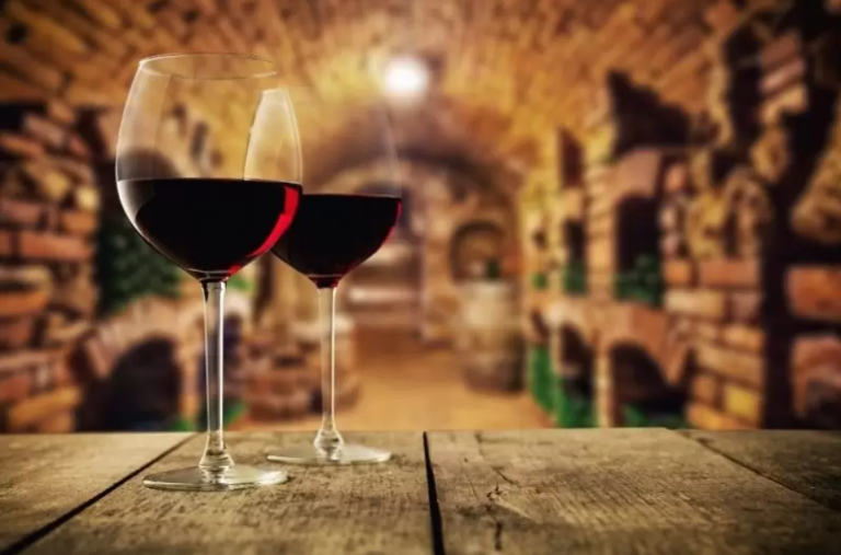 Sklenice červeného vína ve vinném sklípku
