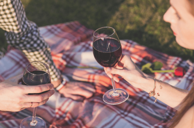 Piknik s červeným vínem
