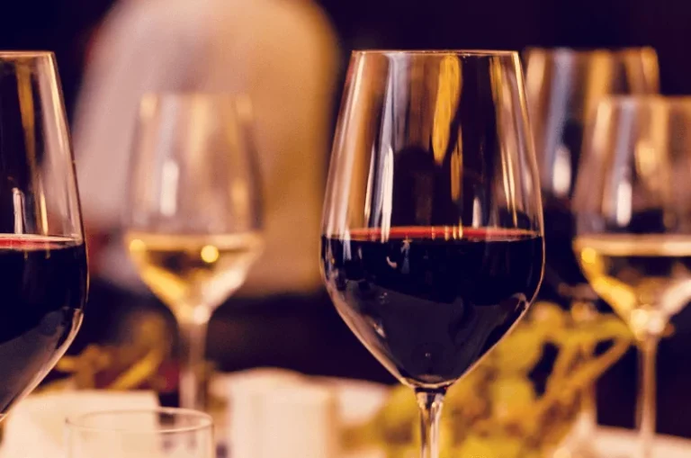 skleničky vína s bílým a červeným vínem na stole