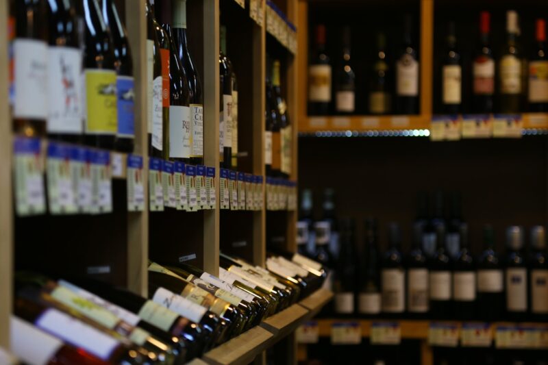 Vinný sklep může být díky štítkům krásně přehledný