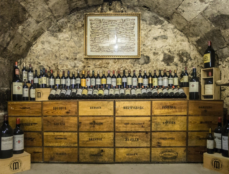 Sbírka archivních vín ve vinném sklípku