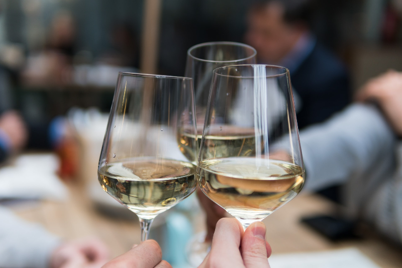 tři sklenice s bílým vínem