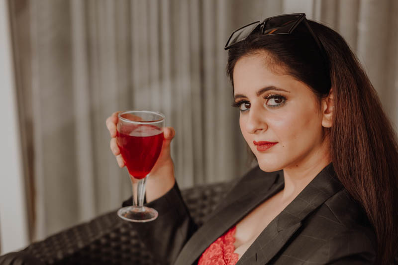 Žena se sklenicí červeného vína