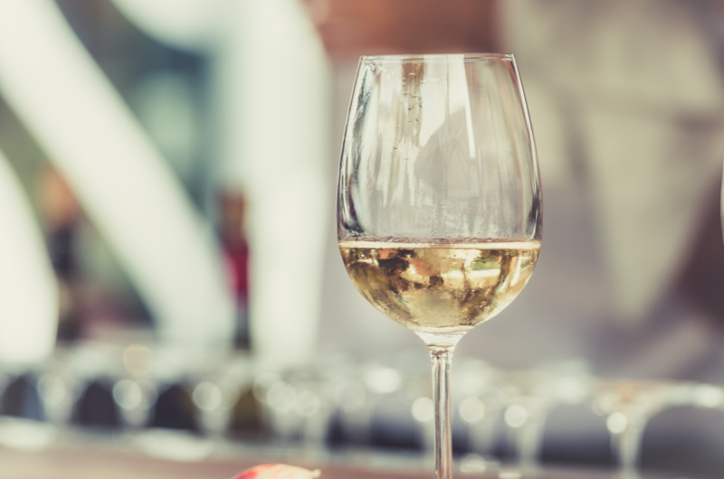sklenice s bílým vínem