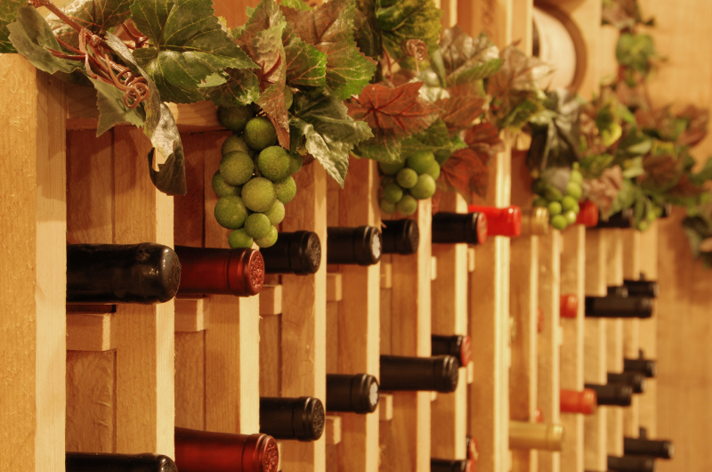 Drevené regály vo vínnej pivnici