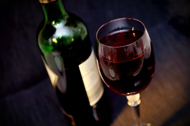 czerwone wino w kieliszku i butelka wina