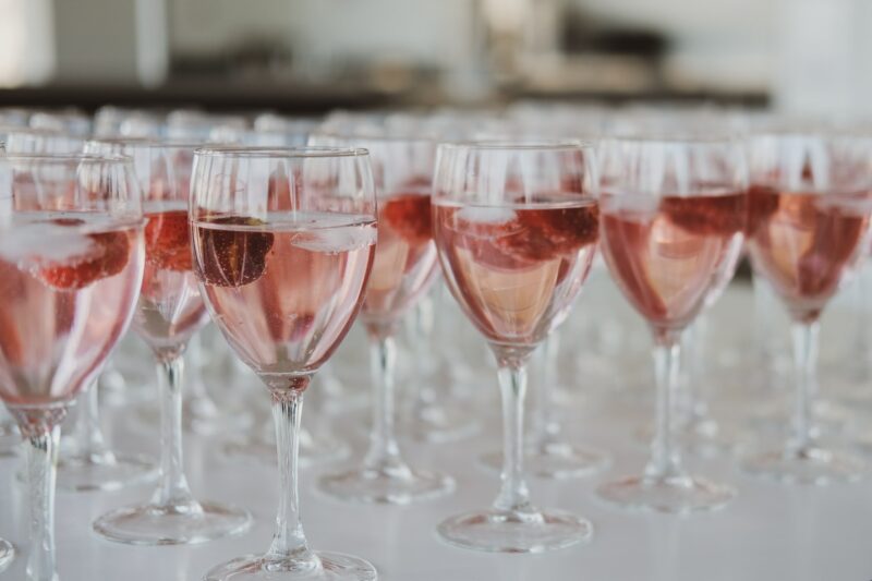 kieliszki z różowym winem