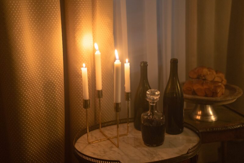 Karafka z winem i świecznik