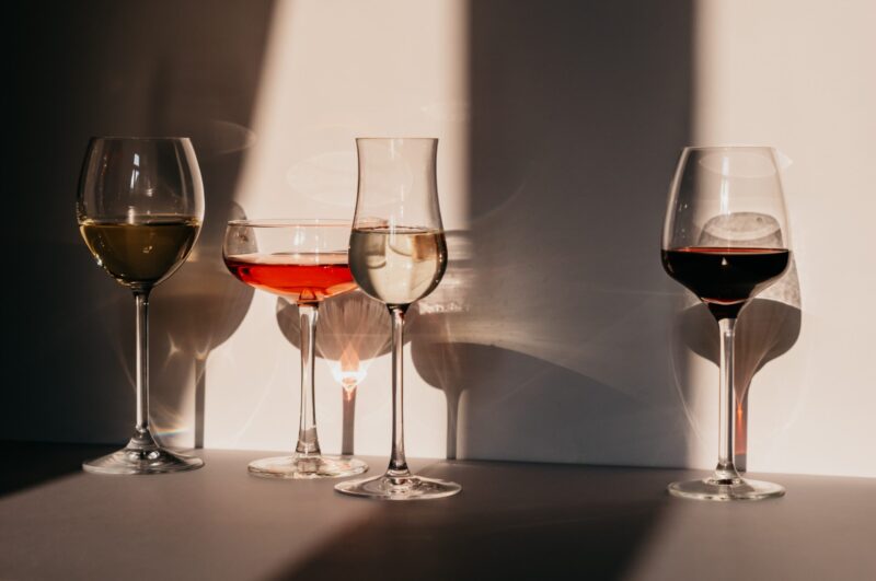 Kieliszki z różnymi rodzajami wina