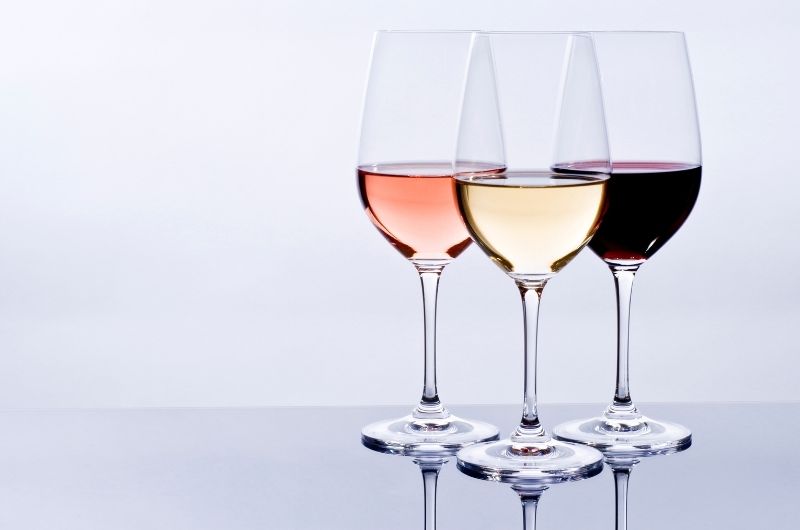 Dojrzałe wino rozpoznasz na przykład po kolorze.