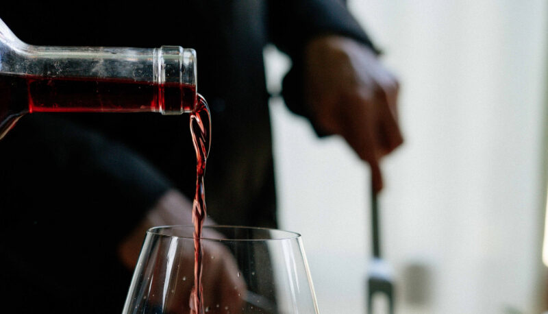 nalewanie czerwonego wina do kieliszka